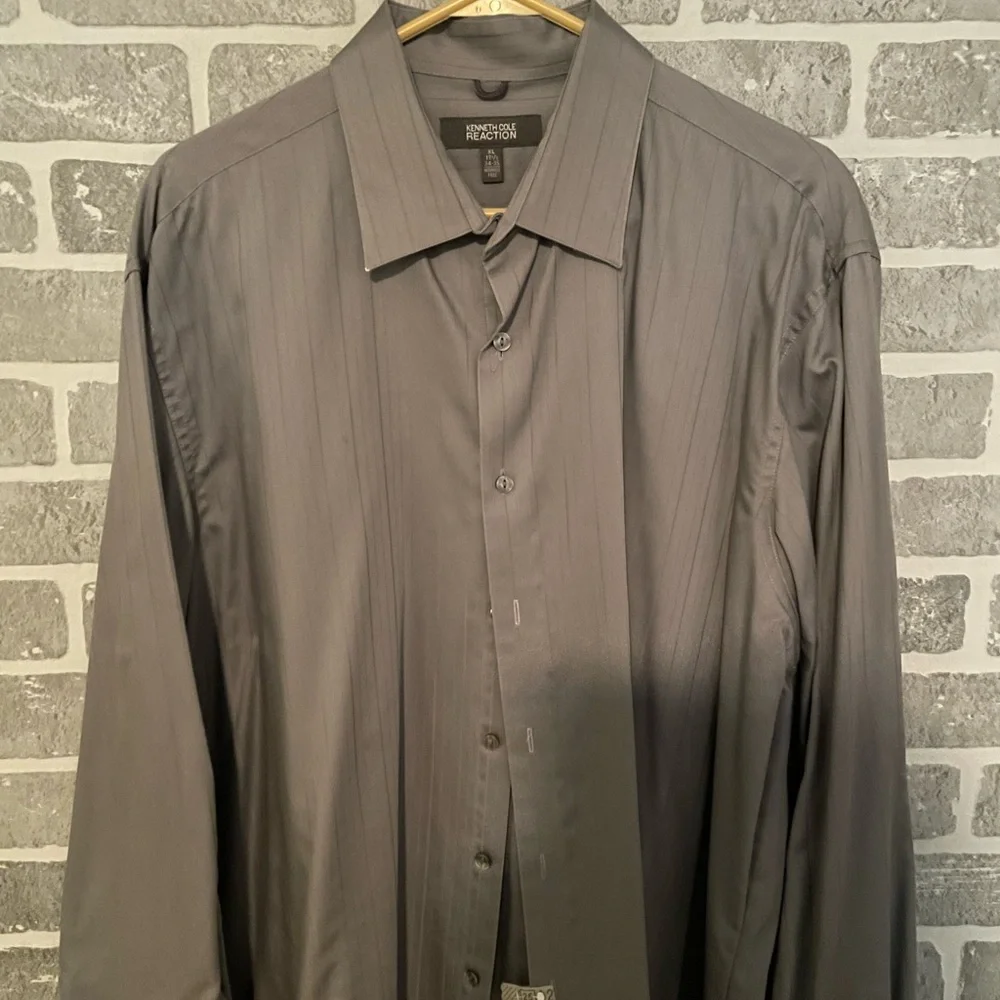 Kenneth Cole Reaction button up. - Picture 2 of 3
